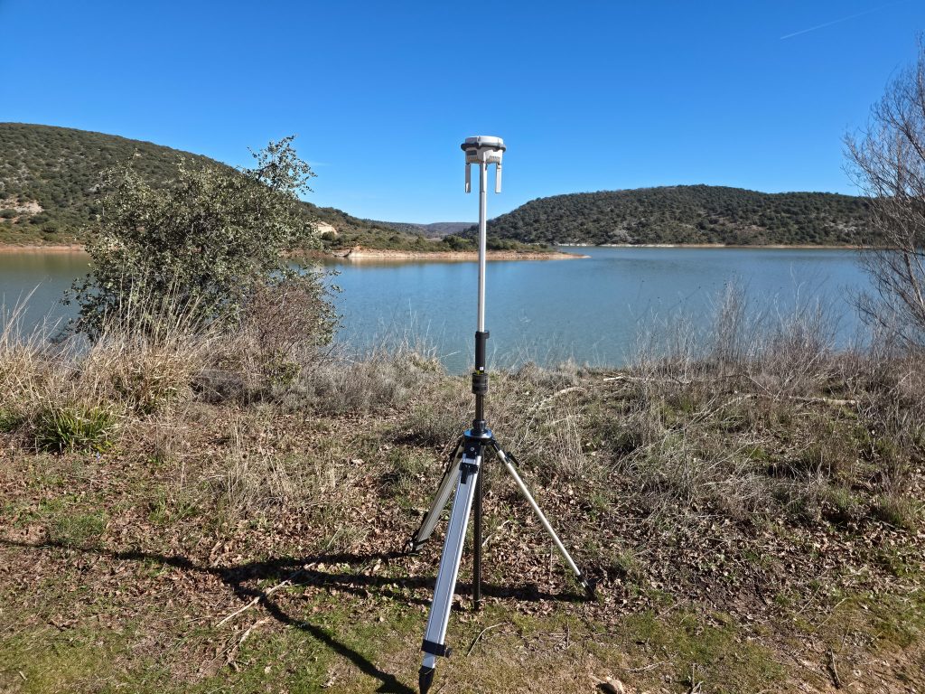 antena gnss rtk utilizada como Base o Rover para puntos de control y en checkpoints en trabajos LiDAR